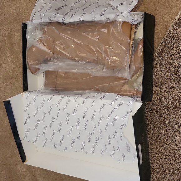 Colin Stuart Butterscotch knee-high heel faux leather boots. 9B - Picture 2 of 15